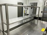 un comptoir en acier inoxydable dans une cuisine commerciale
