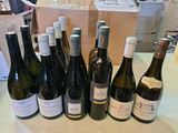 plusieurs bouteilles de vin sont alignées sur une table
