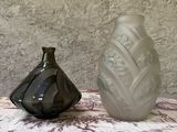 deux vases posés sur une table l'un à côté de l'autre