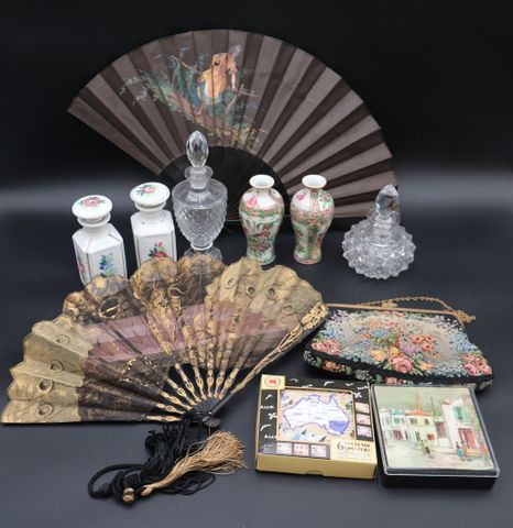 Lot : paire de petits vases Canton, deux éventails, tasse et sous...