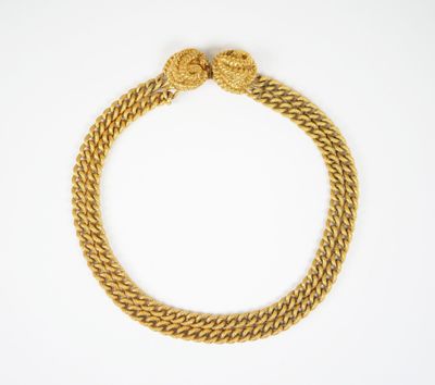 un bracelet en or tressé sur fond blanc