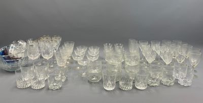beaucoup de verres à vin et un saladier sur la table