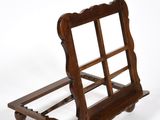 un porte-livres en bois surmonté d'un miroir