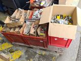de nombreuses caisses d'outils posées sur une palette dans la rue