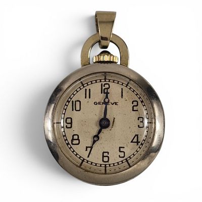 une petite horloge accrochée au mur