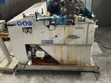 une machine posée sur un chariot dans un garage