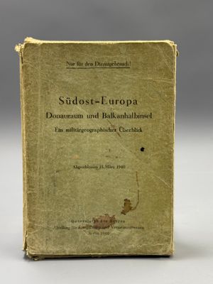 un vieux livre posé sur une table, à côté d'une souris