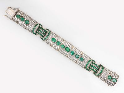 un bracelet Art déco en émeraudes et diamants