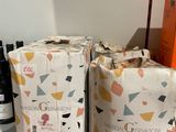 plusieurs bouteilles de vin se trouvent sur une étagère dans un magasin