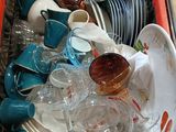 un panier rempli d'assiettes et de tasses dans un magasin