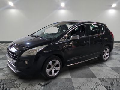 la photo d'une voiture noire garée dans un garage