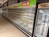 de nombreux réfrigérateurs vides exposés dans un magasin