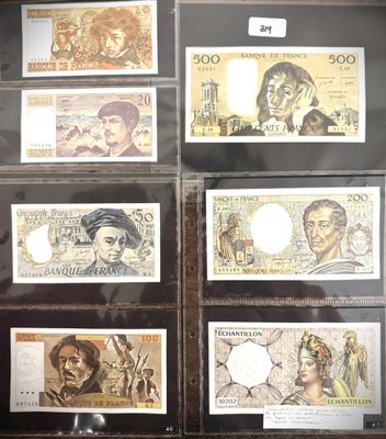 de nombreux types de billets de banque exposés dans une vitrine