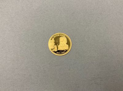 gros plan d'une pièce d'or portant un visage de femme