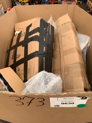 une boîte en carton remplie d'articles dans un magasin