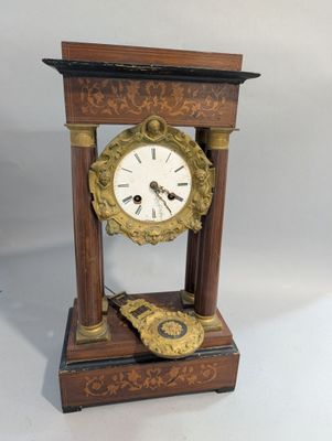 une petite horloge posée sur une table