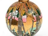 un vase orné d'une image représentant un cerf et des arbres