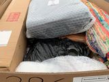 une boîte en carton contenant de nombreux objets