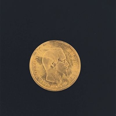 une image d'une pièce d'or sur fond noir
