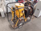 une machine posée sur un chariot dans une pièce