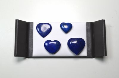 Un lot de 4 cœurs en lapis-lazuli, perçés pour pendentif, po…
