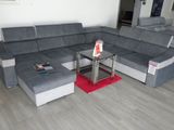 un canapé et une table basse dans un salon