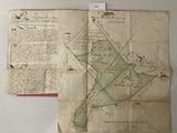 une vieille carte d'une ville, posée sur un morceau de papier, sur une table