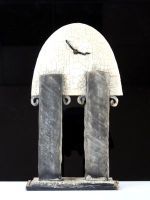 Agnès HIS (née en 1954). Pendule en raku. H : 40