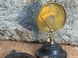 une petite balance et un roitelet posé sur une table en bois
