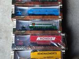 six petits trains miniatures dans une vitrine posée au sol
