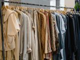 un portemanteau suspendu à une tringle dans un magasin