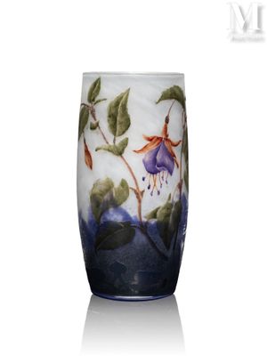 vase bleu et blanc orné de fleurs violettes sur un fond blanc