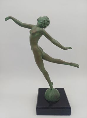 Sculpture Art déco en bronze représentant une danseuse, posée sur un socle en marbre