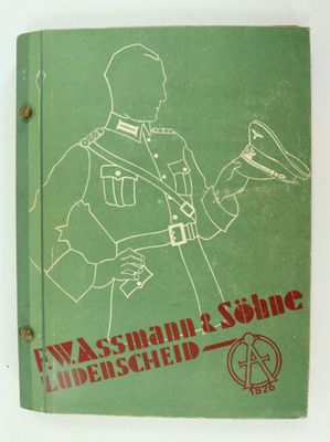 un vieux livre vert sur lequel est dessiné un homme en uniforme tenant un oiseau