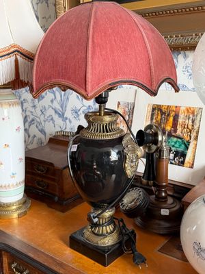 une lampe posée sur une table à côté d'une lampe