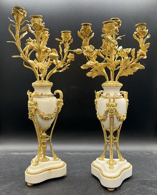 deux vases remplis de fleurs posés sur une table