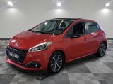 une voiture rouge garée sur le sol en damier d'un garage