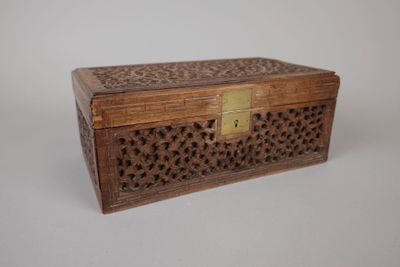 une vieille boîte en bois munie d'un loquet métallique sur le dessus