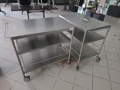 une table en acier inoxydable au milieu d'une pièce