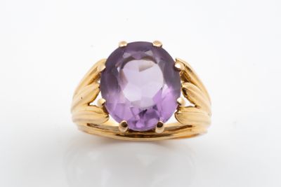 an oval amethorate ring set in 18k yellow gold