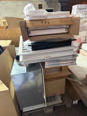 une pile de cartons et un réfrigérateur dans une pièce