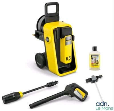 un pulvérisateur jaune et noir muni d'un tuyau et d'un vaporisateur