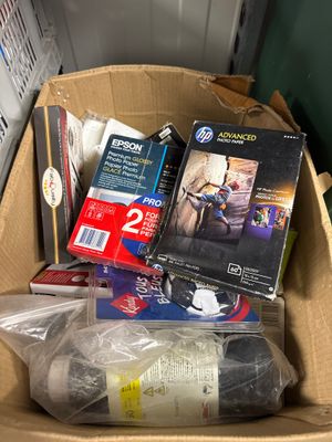 un carton rempli d'appareils électroniques et d'autres objets
