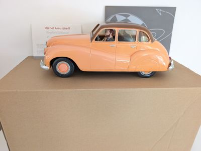 une petite voiture posée sur une boîte en carton
