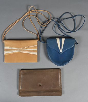 DURER. Ensemble de trois petits sacs en cuir, l'un bleu (déc…