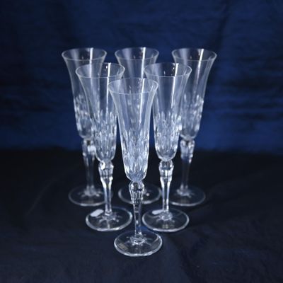 quatre verres à vin vides posés sur une nappe noire
