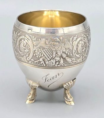 un bol ancien en argent orné d'un motif représentant un oiseau et des fleurs