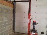 une photo d'un garage avec un chariot élévateur