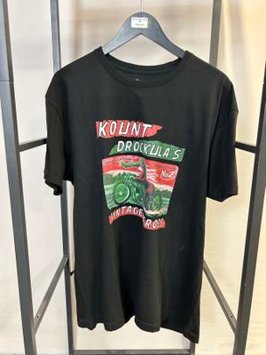 t-shirt noir avec l'image d'un tracteur imprimée dessus