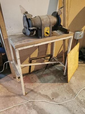 une machine posée sur une table dans une pièce
